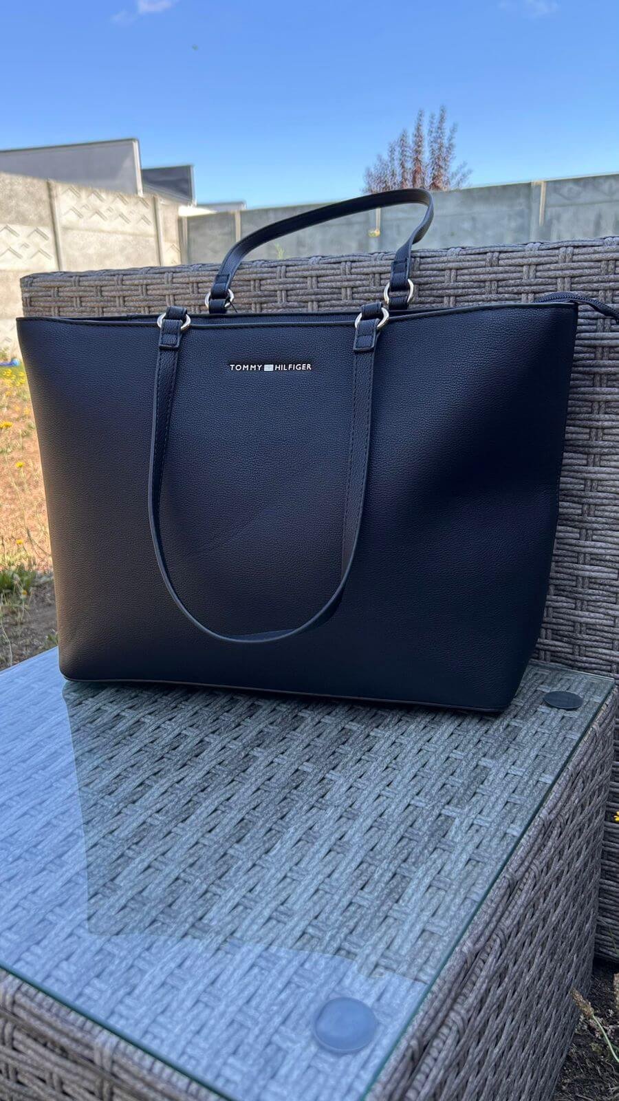 2. Tote TOMMY HILFIGUER Negro liso 16.16.23 Tote Tommy Hilfiguer Negro Liso - Imagen 1