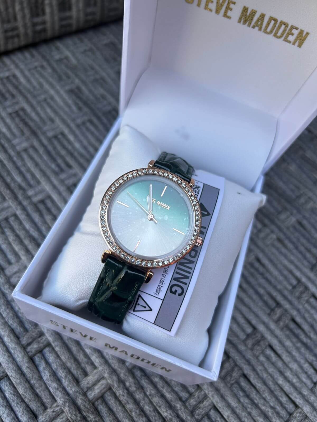 21. Reloj Steve Madden para Mujer – Elegante con Cristales Reloj Steve Madden Para Mujer Elegante Con Cristales - Imagen 1