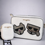 Crossbody Karl Lagerfeld blanca con diseño decorativo