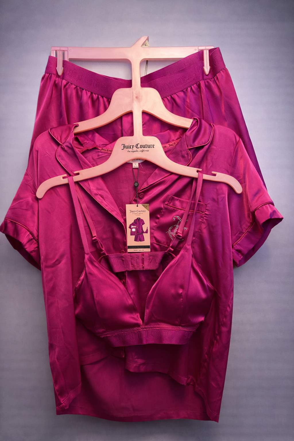 ChatGPT Image 24 feb 2026, 05_50_31 p.m. Set de pijama satinado Juicy Couture 3 piezas color fucsia Talla L - Imagen 1