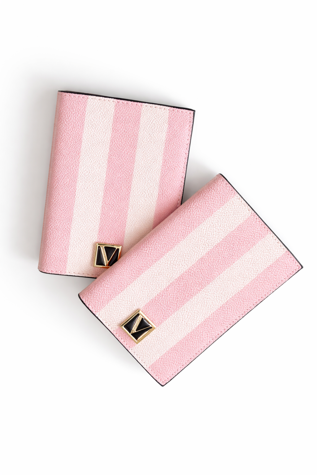 ChatGPT Image 25 feb 2026, 04_23_08 p.m. Porta Pasaporte Mujer Victoria’s Secret – Diseño Rayado Rosado - Imagen 1