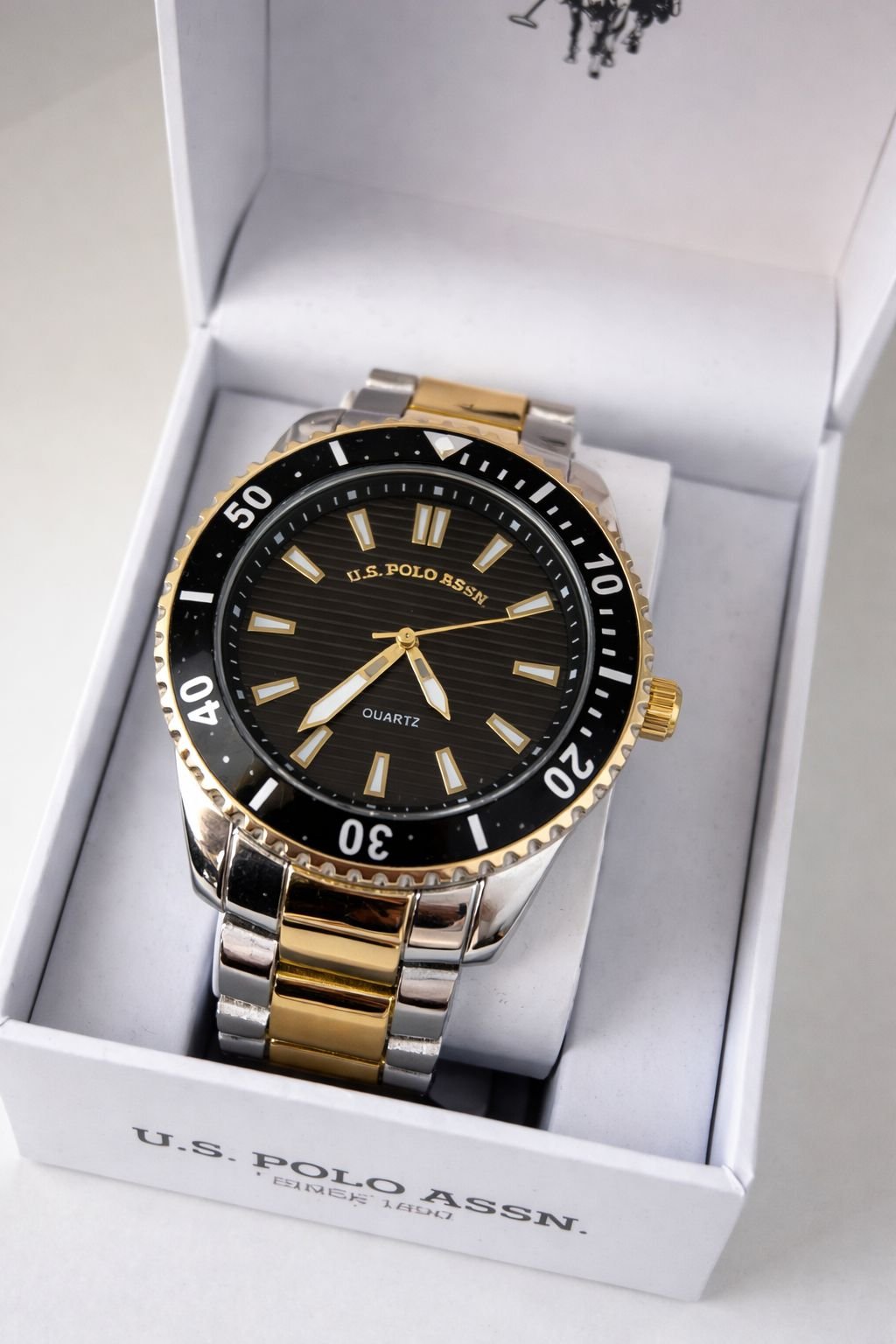 WhatsApp Image 2026-02-18 at 11.46.58 (3) Reloj U.S. Polo Assn. – Deportivo Bicolor Negro/Dorado - Imagen 1