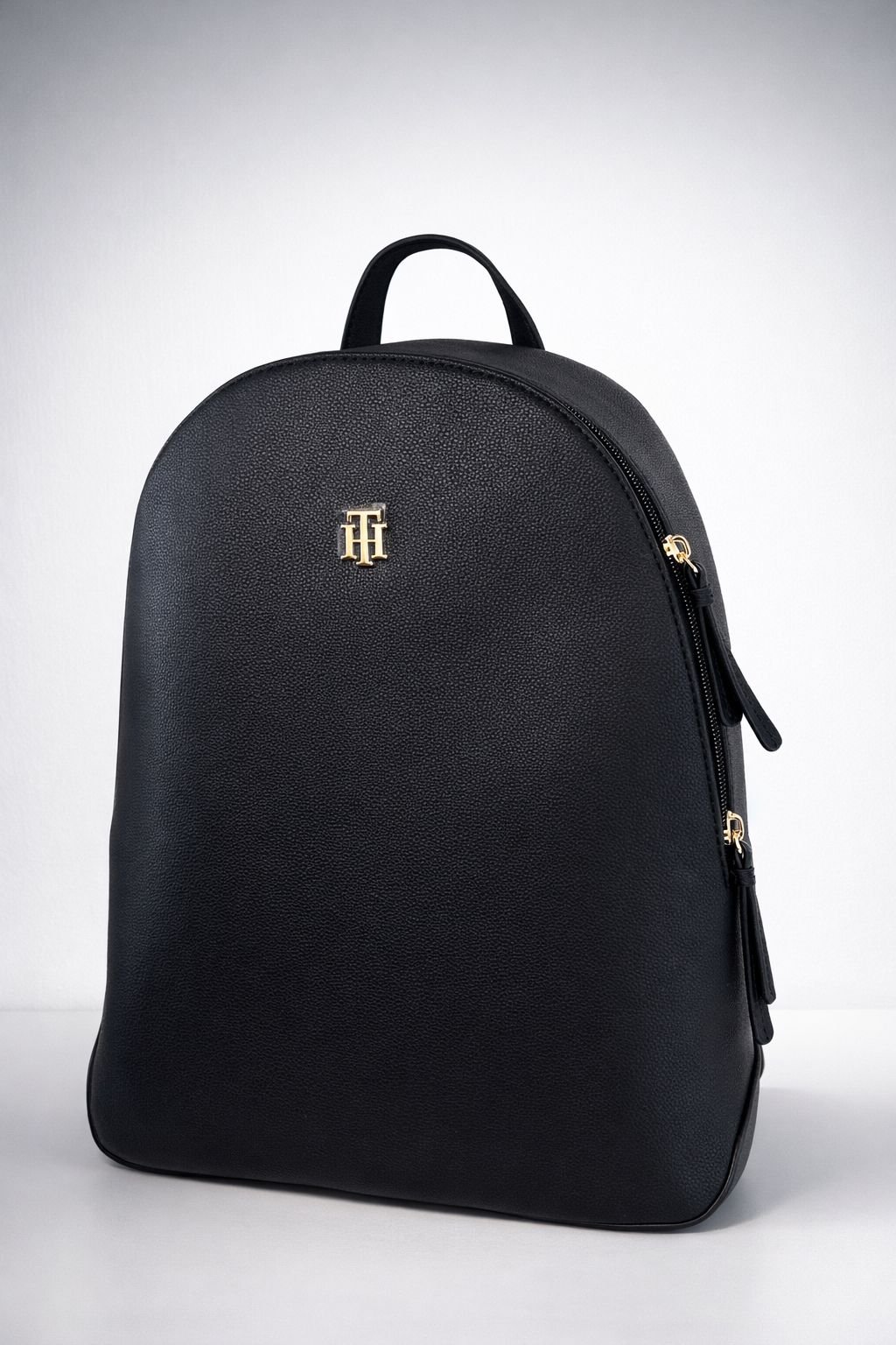WhatsApp Image 2026-02-24 at 13.38.00 Mochila Mujer Tommy Hilfiger – Negra Clásica - Imagen 1
