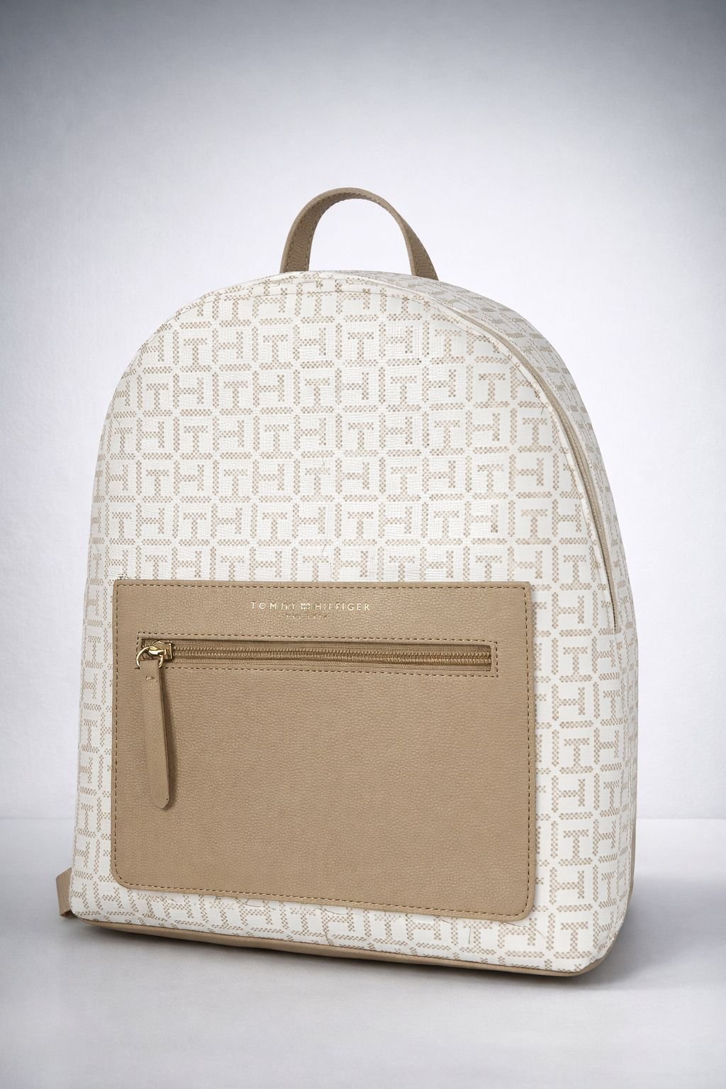 WhatsApp Image 2026-02-24 at 13.42.27 Mochila Mujer Tommy Hilfiger – Monogram Beige - Imagen 1