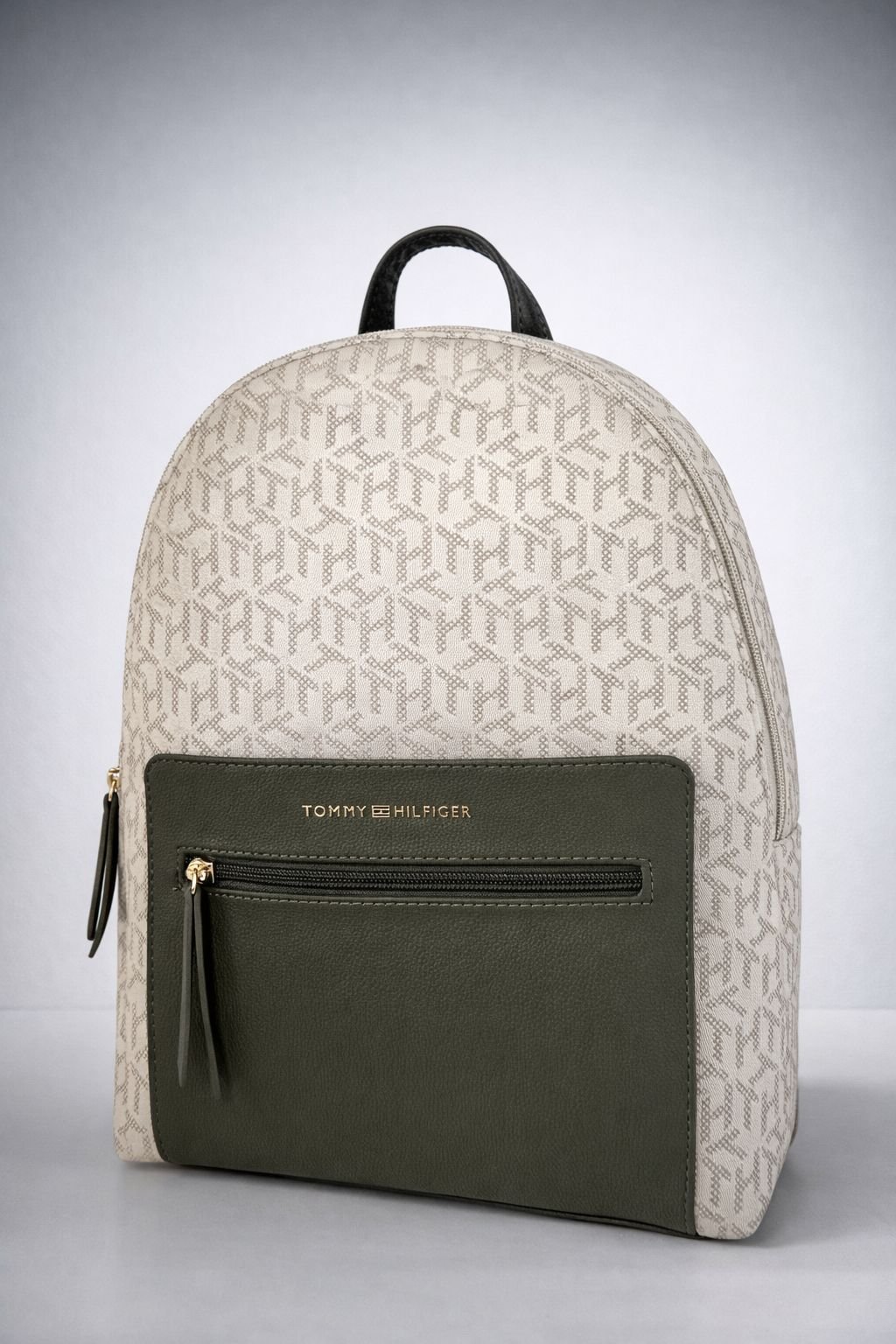 WhatsApp Image 2026-02-24 at 13.44.18 Mochila Mujer Tommy Hilfiger – Monogram Beige & Verde Oliva - Imagen 1