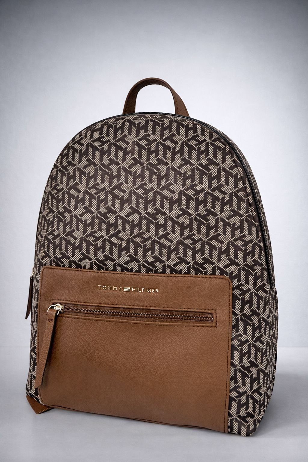 WhatsApp Image 2026-02-24 at 13.45.33 Mochila Mujer Tommy Hilfiger – Monogram Café - Imagen 1