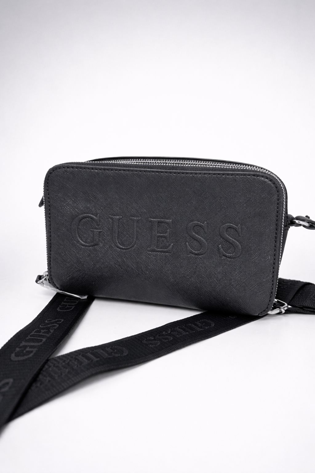 ChatGPT Image 4 mar 2026, 11_33_56 a.m. Cartera Bandolera Guess – Diseño Negro Logo Frontal - Imagen 1